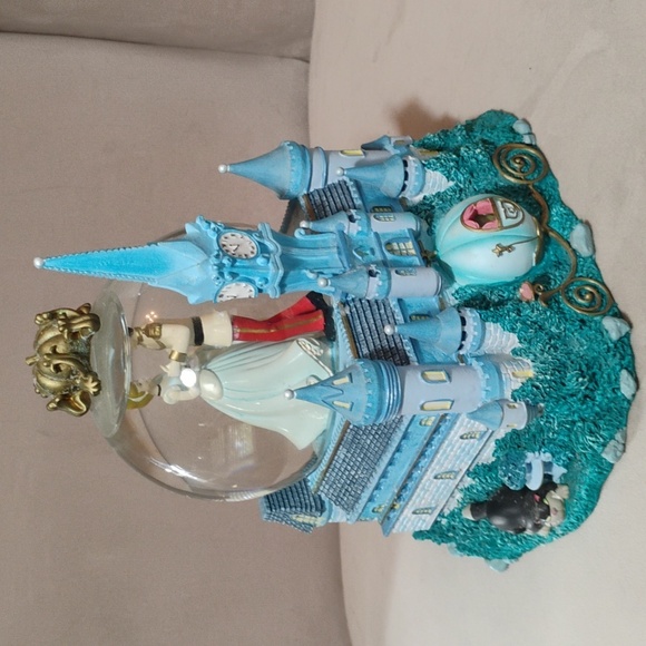 SOLD **Disney Cinderella “A Dream Is A Wish Your Heart Makes” Musical Snow Globe - Picture 3 of 4